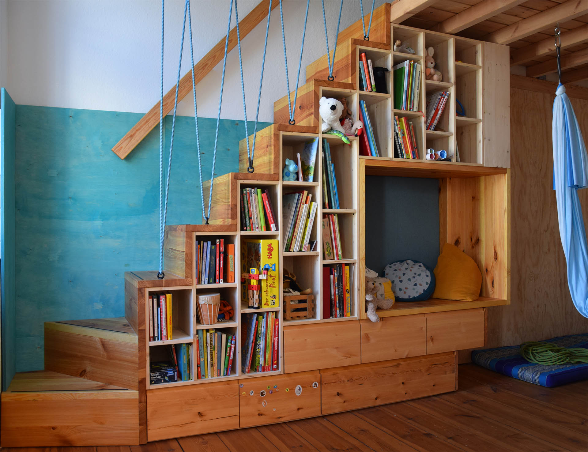 Treppe, Regal, Schubladen und Sitzbox in Einem - Kinderzimmer
